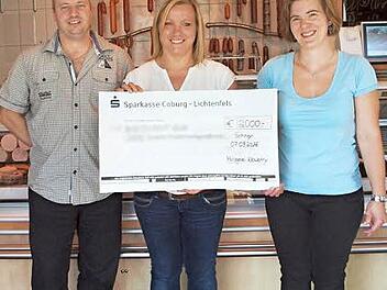 Harald und Yvonne Nowotny (links und rechts) spendeten den Reinerl&ouml;s ihres Sommerfestes in H&ouml;he von 2000 Euro an die DKMS, wobei die Stammzellenspenderin Claudia Kreutzer (Mitte) den Scheck im Auftrag der DKMS entgegennahm. Foto: Alfred Thieret