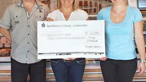 Harald und Yvonne Nowotny (links und rechts) spendeten den Reinerl&ouml;s ihres Sommerfestes in H&ouml;he von 2000 Euro an die DKMS, wobei die Stammzellenspenderin Claudia Kreutzer (Mitte) den Scheck im Auftrag der DKMS entgegennahm. Foto: Alfred Thieret