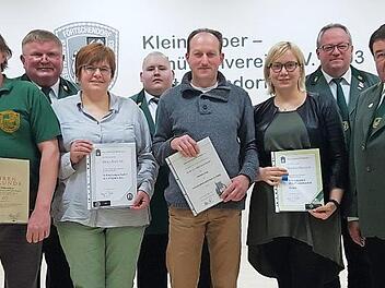 Das Bild zeigt die Geehrten v. l. Stefan Scherer, Silvia Heinlein und Thomas Lang zusammen mit dem Schützenmeisteramt.  Foto: privat