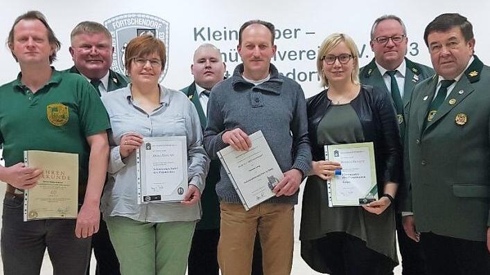 Das Bild zeigt die Geehrten v. l. Stefan Scherer, Silvia Heinlein und Thomas Lang zusammen mit dem Sch&uuml;tzenmeisteramt.  Foto: privat