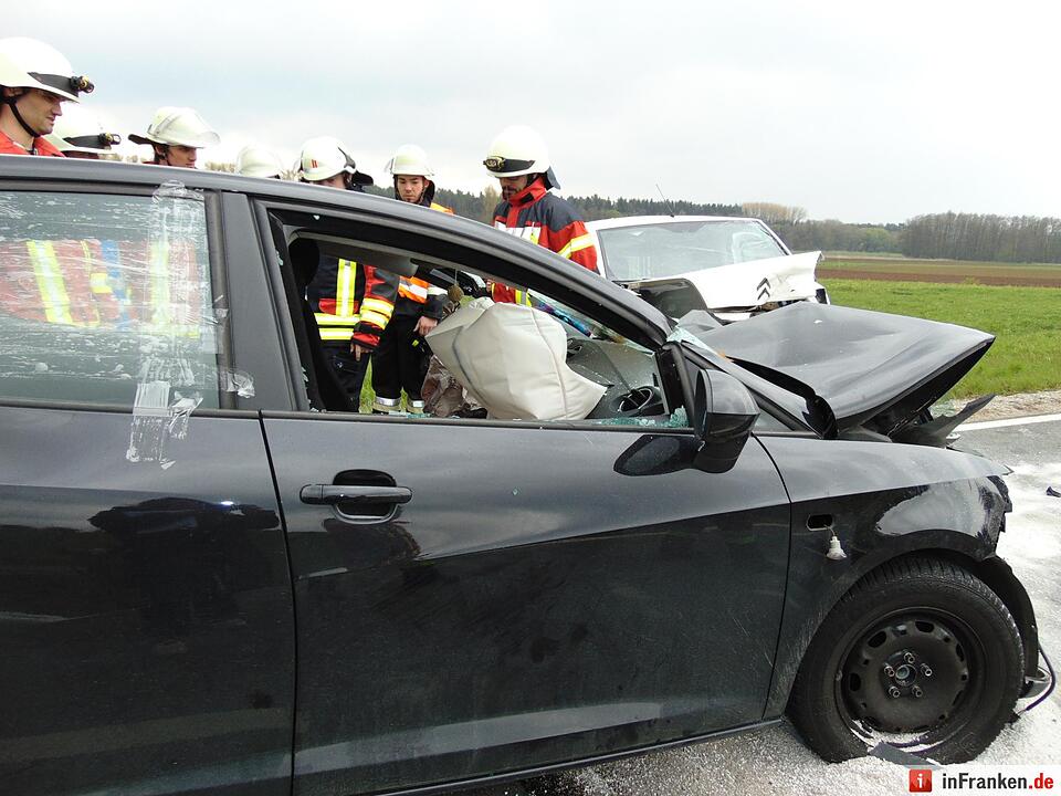Frontalcrash im Landkreis Forchheim - mehrere Verletzte