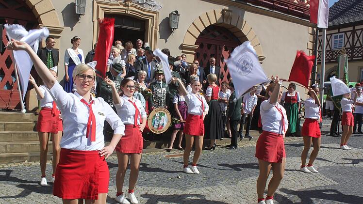 Die Abholung der Ehrengäste vor dem Rathaus Foto: Matthias Einwag