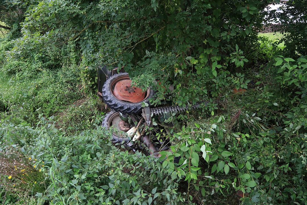 Schlüsselfeld: Traktor stürzt in Graben
