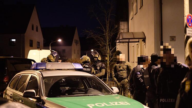 Ein m&ouml;glicherweise bewaffneter Mann hat am Dienstagabend in N&uuml;rnberg einen Gro&szlig;einsatz der Polizei ausgel&ouml;st. Foto: NEWS5 / Grundmann