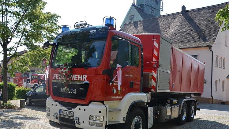 Der ganze Stolz der Buttenheimer Feuerwehr: das neue Wechsellader-Fahrzeug, ausgelegt insbesondere für Groß-Schadensereignisse Fotos: spö