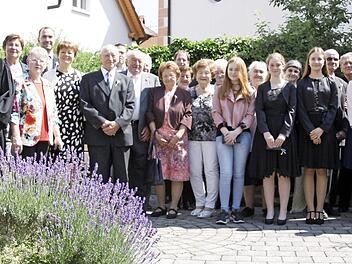 Die Jubilare, mit dabei die Konfirmanten aus diesem Jahr, die den Festzug begleiteten Foto: Reinhard Löwisch