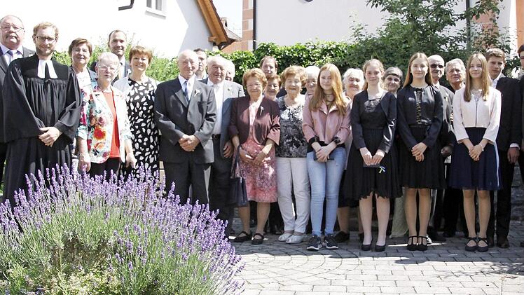 Die Jubilare, mit dabei die Konfirmanten aus diesem Jahr, die den Festzug begleiteten Foto: Reinhard Löwisch
