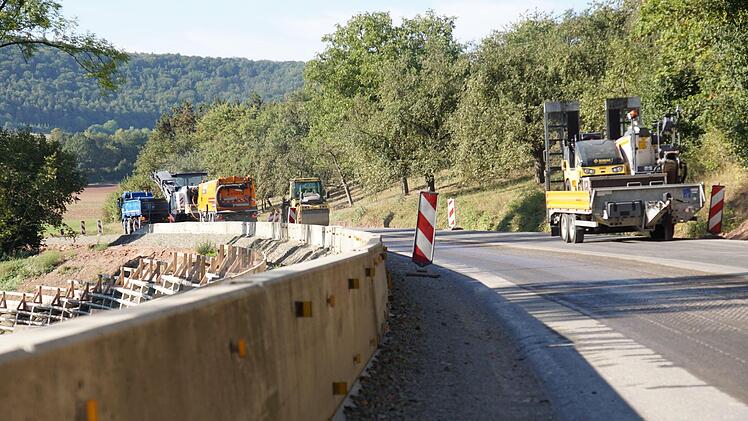 Auf der Fahrbahn fehlt  noch die Deckschicht.Foto: Arkadius Guzy