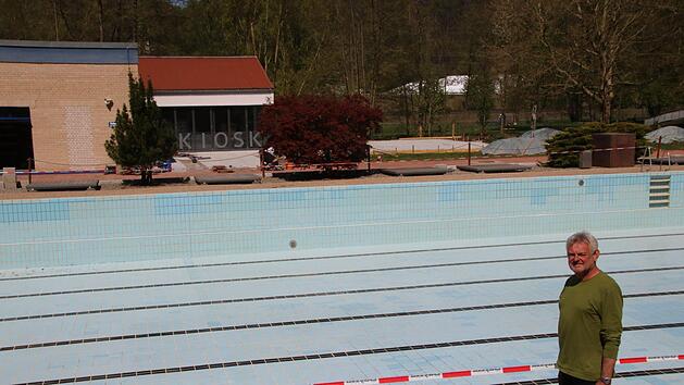 Reiner Foltes beim Rundgang am (noch leeren) Schwimmerbecken. Foto: Jürgen Gärtner