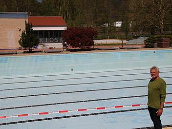 Reiner Foltes beim Rundgang am (noch leeren) Schwimmerbecken. Foto: Jürgen Gärtner