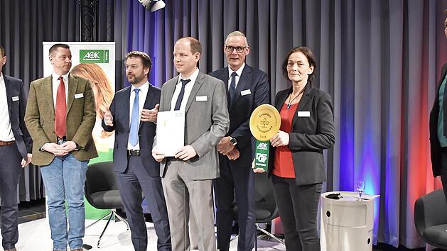 Das Team, das f&uuml;r das betriebliche Gesundheitsmanagement bei Glen Dimplex verantwortlich ist (von links): Christoph Zimmermann, Heinrich Behrens, Michael Landgraf, Benjamin D&ouml;rr, Clemens Dereschkewitz und Helga Knopf, rechts AOK-Direktor Klaus Knorr