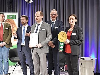 Das Team, das für das betriebliche Gesundheitsmanagement bei Glen Dimplex verantwortlich ist (von links): Christoph Zimmermann, Heinrich Behrens, Michael Landgraf, Benjamin Dörr, Clemens Dereschkewitz und Helga Knopf, rechts AOK-Direktor Klaus Knorr