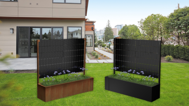 Balkonkraftwerk für den Garten: So schneidet es im Vergleich zur Zaun-PV ab?