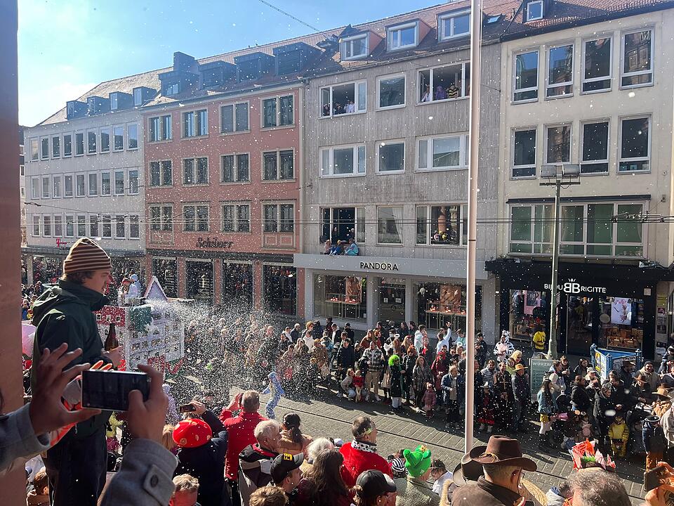 Bei Sonnenschein feierten rund 100.000 Menschen den Fasching.