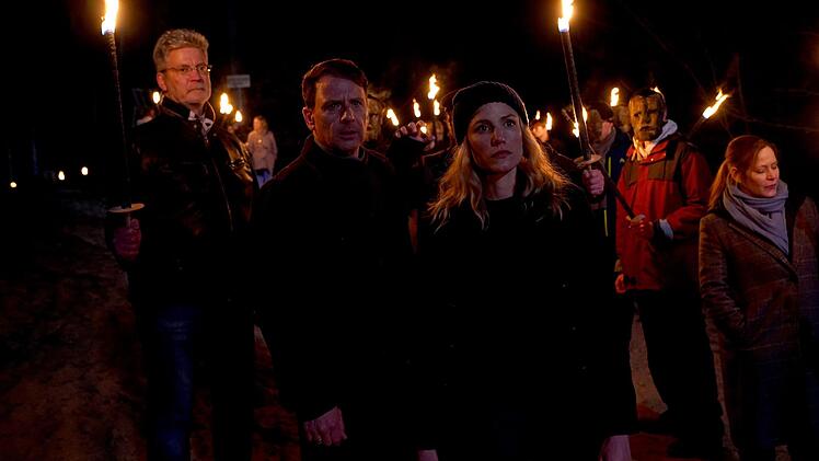 Die Ermittlungen f&uuml;hren Tjark Wolf (Hendrik Duryn) und Fredericke Olsen (Isabel Thierauch) auch zu einem alten Brauch, bei dem S&uuml;nden als Fackeln ins Moor getragen werden.