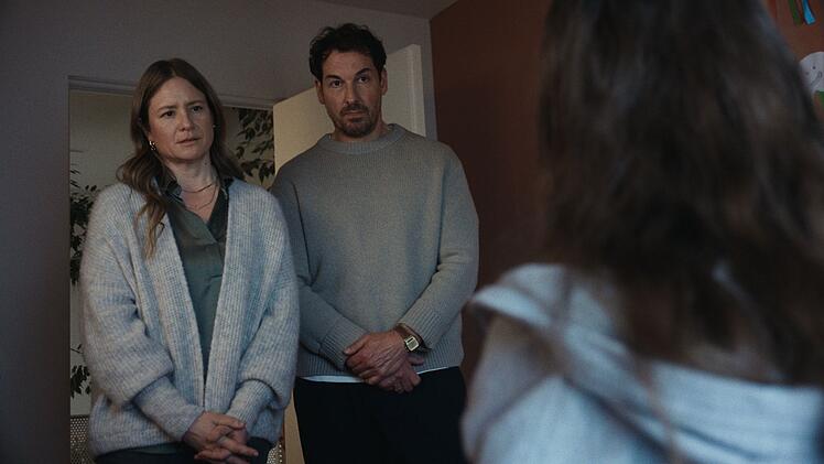 Die Eltern Julia (Julia Jentsch, links) und Tobias (Felix Kramer) unterbreiten ihrer mental begabten Tochter Marielle (Laeni Geiseler) einen Vorschlag. Es geht darum, wie man deren &uuml;bersinnlichen F&auml;higkeiten vielleicht wieder in den Griff bekommt.