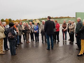 Der Geschäftsführer der Stadtwerke, Norbert Zösch,(in der Mitte im Kreis) führte die Teilnehmer auch durch die Biogasanlage in Haßfurt und erläuterte die Energieerzeugung von Strom und Nahwärme. Foto: gg