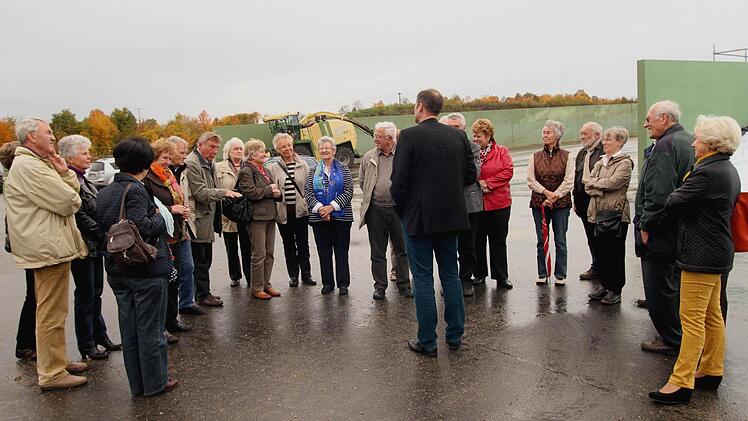 Der Geschäftsführer der Stadtwerke, Norbert Zösch,(in der Mitte im Kreis) führte die Teilnehmer auch durch die Biogasanlage in Haßfurt und erläuterte die Energieerzeugung von Strom und Nahwärme. Foto: gg