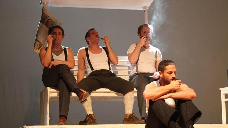 Hans Scholl (Joachim Aßfalg), der dreifache Familienvater Christoph Probst (Ruben Hagspiel), Willi Graf (Michael Stacheder) und Alexander Schmorell (Thomas Trüschler) hatten sich zur weißen Rose-Widerstandsgruppe formiert.