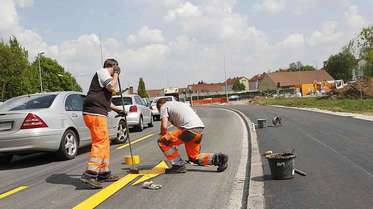 Autofahrer aus Richtung Klinikum können wieder an der Kreuzung Forchheimer Straße Richtung Brose-Arena abbiegen. Gestern haben weiter Bauabschnitte begonnen.  Foto: Sebastian Martin