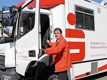 Jürgen Schaller fährt die mobile Geschäftsstelle. Er berät in der fahrbaren Sparkassen-Filiale Kunden in den Landkreisen Kulmbach und Kronach. Fotos: Alexander Hartmann