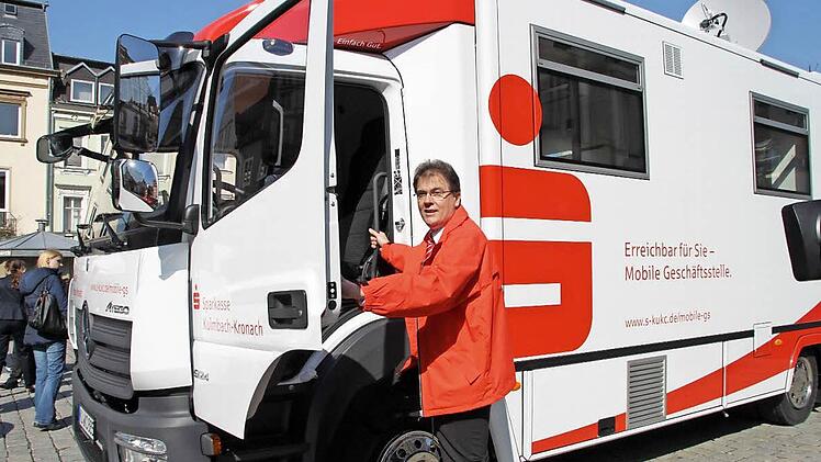 Jürgen Schaller fährt die mobile Geschäftsstelle. Er berät in der fahrbaren Sparkassen-Filiale Kunden in den Landkreisen Kulmbach und Kronach. Fotos: Alexander Hartmann