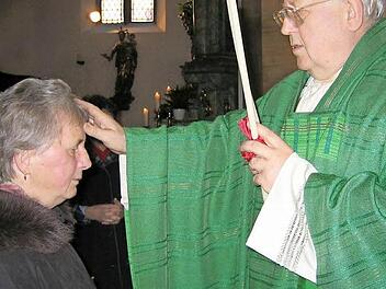 Professor Elmar Klinger erteilt den Blasiussegen. Foto: Manfred Welker