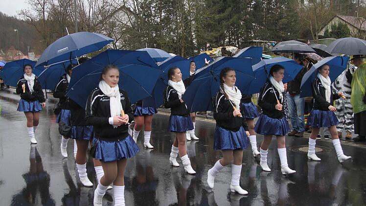 Die "Starlight Girls" hatten mit passenden Schirmen für jedes Wetter vorgesorgt. Foto: Günther Geiling
