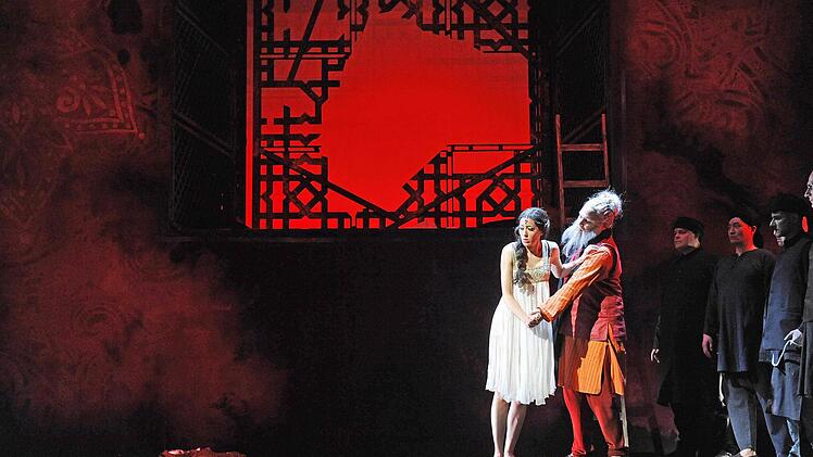 Szene aus Léo Delibes "Lakmé" am Landestheater CoburgFoto: Andrea Kremper