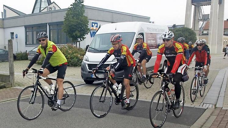 Nach Luxemburg brachen die Oerlenbacher Euro-Biker von der Dorfmitte auf. In drei Tagen werden die Sportler ihr Ziel erreichen.  Fotos: Geiger