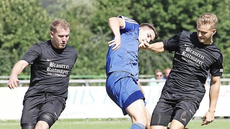 Die beiden Strullendorfer Jan Schubert (l.) und Markus Grießinger stoppen den Zeckendorfer Jannik Dorsch.