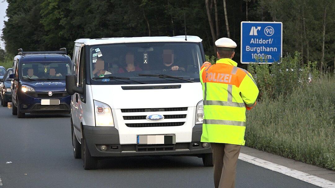 A3 bei Altdorf: 19-Jähriger aus Auto geschleudert