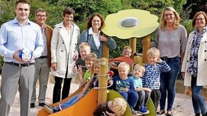 Die Kinder Ben, Fabian, Fritz, Jannes, Leni, Maximilian, Oliver und Raphael freuen sich mit (von links) Andreas Niklas, Werner Müller, Pfarrerin Bettina Weber, Kiwanis-Vizepräsidentin Ute Salzwedel, Leiterin Monika Hoffmann und Kiwanis-Mitglied Britta Hansmann. Foto: Dieter Hübner