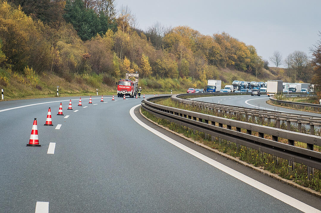A6 bei Nürnberg: Transporter prallt in Baum - ein Toter
