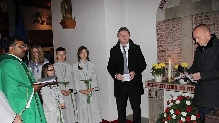 Pfarrer Cyriac Chittukalam segnete die Gemeinde. Mit im Bild: Gemeinderat Markus Löffler und Bürgermeister Thomas Löffler. Foto: Veronika Schadeck
