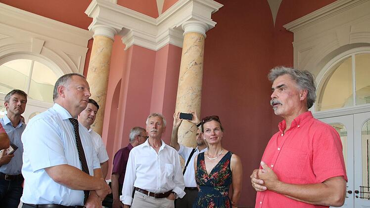 Der Kreistag hat das neue Behördenzentrum besichtigt. Foto: Ralf Ruppert