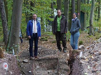 Die Grabungen am Burgstall in Eltmann sind weitgehend abgeschlossen. Am Samstag, 6. Oktober, von 14 bis 16 Uhr ist die interessierte Öffentlichkeit am Grabungsort willkommen. Grabungsleiterin Britta Ziegler (rechts) wird Informationen geben und Fragen beantworten, hier im Bild mit Bürgermeister Michael Ziegler (links) und Günther Reiß, der die Grabungen ehrenamtlich unterstützte. Foto: Sabine Weinbeer
