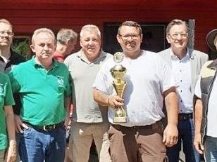 Von links: Margit Paulus (stellvertretende Vorsitzende FV Aisch), Rainer Haagen (Vorsitzender FV Adelsdorf), Helmut Schleicher (Vorsitzender FV Aisch), Christof Dürrbeck (FV Aisch), 1. Platz Erwachsene: Rainer Habermann (FV Aisch), Karsten Fischkal (Bürgermeister Adelsdorf), Robert Freitag (FV Asich) Foto: Fischerei-Verein Aisch