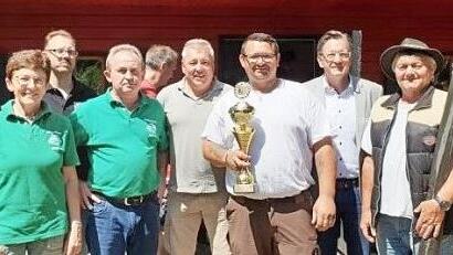 Von links: Margit Paulus (stellvertretende Vorsitzende FV Aisch), Rainer Haagen (Vorsitzender FV Adelsdorf), Helmut Schleicher (Vorsitzender FV Aisch), Christof Dürrbeck (FV Aisch), 1. Platz Erwachsene: Rainer Habermann (FV Aisch), Karsten Fischkal (Bürgermeister Adelsdorf), Robert Freitag (FV Asich) Foto: Fischerei-Verein Aisch