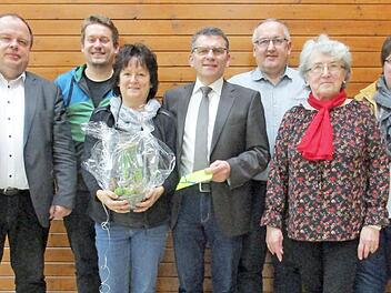 Der neue Vorstand des SV Grafengehaig; im Bild (von links) Bürgermeister Werner Burger, Vorsitzender Christian Oelschlegel (neu), Birgit und Manfred Rodler, Vorsitzender Stefan Rothert (neu), Kassierin Gerlinde Rothert und Schriftführerin Silke Kemnitzer Foto: Klaus-Peter Wulf