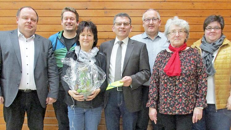 Der neue Vorstand des SV Grafengehaig; im Bild (von links) Bürgermeister Werner Burger, Vorsitzender Christian Oelschlegel (neu), Birgit und Manfred Rodler, Vorsitzender Stefan Rothert (neu), Kassierin Gerlinde Rothert und Schriftführerin Silke Kemnitzer Foto: Klaus-Peter Wulf