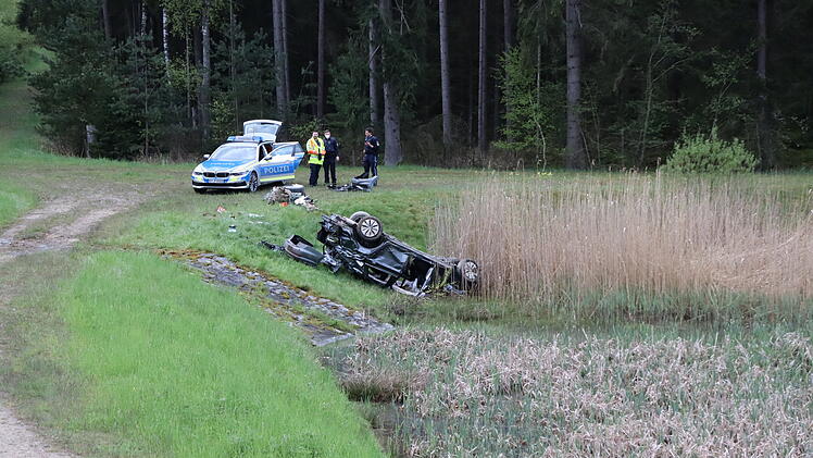 Auto kommt von A9 ab und kommt auf dem Dach vor L&ouml;schweiher zum Liegen
