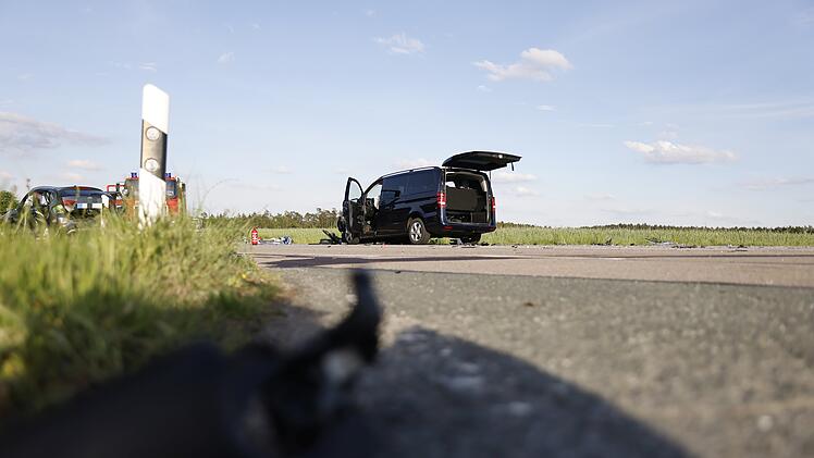 Eine Tote und mehrere Schwerverletzte: Schwerer Unfall mit zwei Autos im Kreis Ansbach