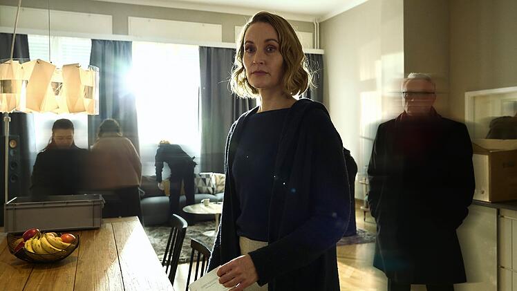 Ist Romy Heilands (Christina Athenstädt) Zulassung in Gefahr? Oberstaatsanwalt Dr. Wolfgang Tümmler (Bernhard Schir) lässt ihre Wohnung durchsuchen. Der Vorwurf: Unterschlagung von Mandatsgeldern, später wird noch Geldwäsche hinzukommen.