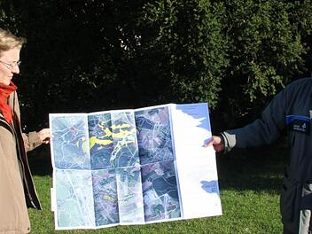 Hedwig Friedlein von der Höheren Naturschutzbehörde und Forstoberrat Klaus Stangl mit einer Karte aus dem Management-Plan.
