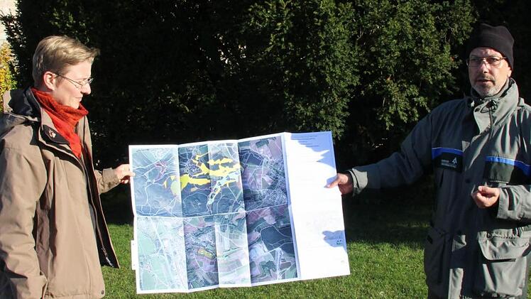 Hedwig Friedlein von der Höheren Naturschutzbehörde und Forstoberrat Klaus Stangl mit einer Karte aus dem Management-Plan.