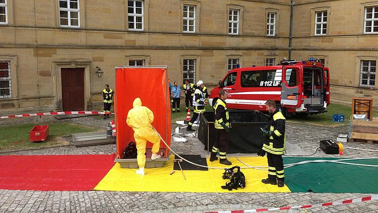 Ankleidestation für die Träger von Schutzanzügen Foto: Landratsamt