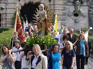 Sie trugen die Statue der Heiligen Anna durch die Stadt zu den Altären.