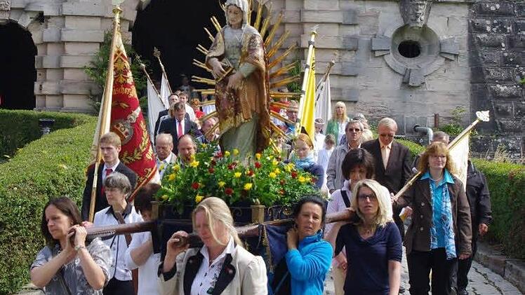 Sie trugen die Statue der Heiligen Anna durch die Stadt zu den Altären.