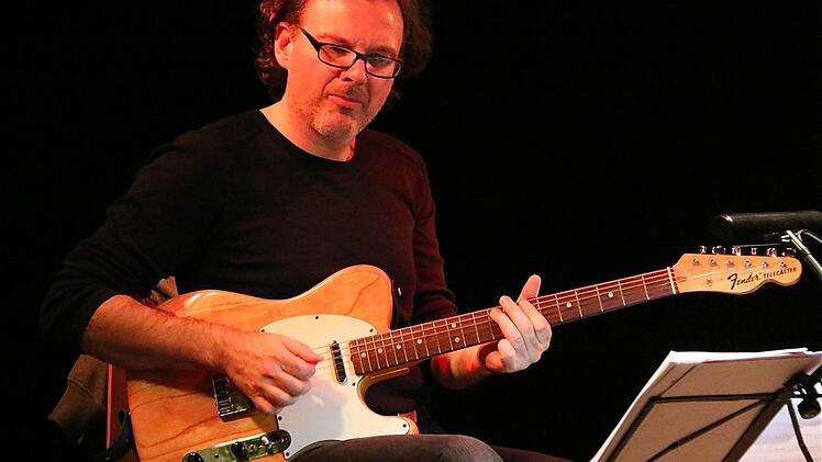 Georg Alkofer begeisterte mit seinen Gitarrensoli und erhielt Zwischenapplaus.